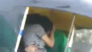 मुख र बिल्ली संग एक मान्छे द्वारा गडबड