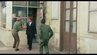 मानिस गडबड पातलो छिमेकीलाई संग टैटू मा सबै दरारें