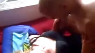 स्टुडियोमा, फोटोग्राफर एक फ्लैट मोडेल द्वारा गधा मा पोक छ