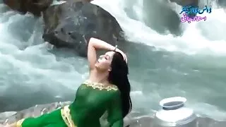 रेडहेड रूसी केटी सह संग कुखुरा मा गधा