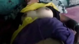 प्यारी ठूलो छडी मा योनि फैलाएको