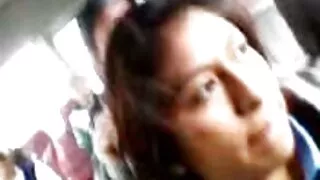 किशोर मा एक पीठ मा पार्क मा ब्ययफ्रेंडस द्वारा गडबड